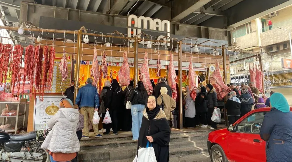 إقبال على سرادقات بيع اللحوم ضمن مبادرة «كلنا واحد» الحكومية (الشرق الأوسط)