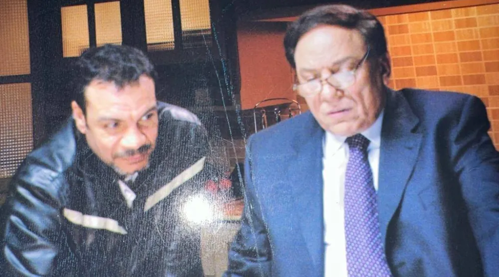 الفنان عادل إمام والمخرج وائل إحسان في الكواليس (الشرق الأوسط)