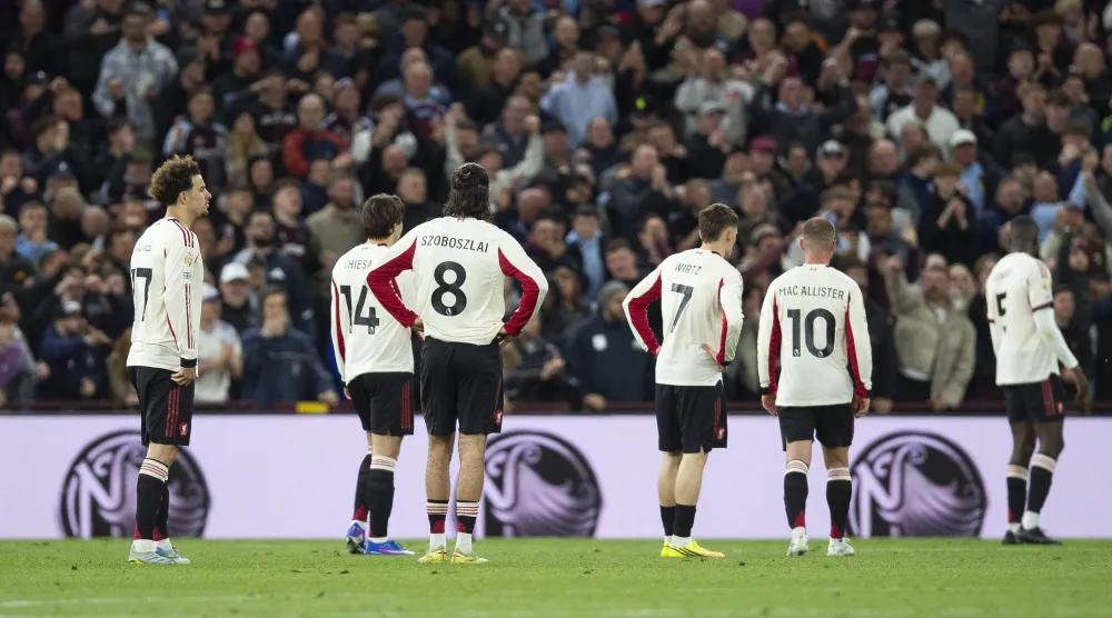 لاعبو ليفربول ومشهد الأنكسار المتكرر هذا الموسم بعد الهزيمة أمام أستون فيلا (ا ب ا)