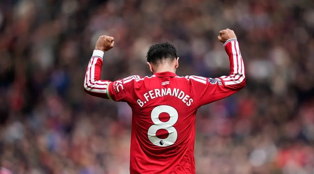  Manchester United's Bruno Fernandes celebrates their victory at the English Premier League soccer match between Manchester United and Nottingham Forest in Manchester, England, Sunday, May 17, 2026. (AP) 