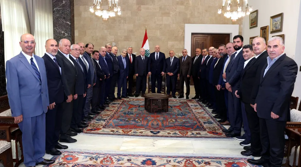 الرئيس جوزيف عون مستقبلاً النائب ميشال ضاهر مع وفد من الاتحادات الزراعية (الرئاسة اللبنانية)