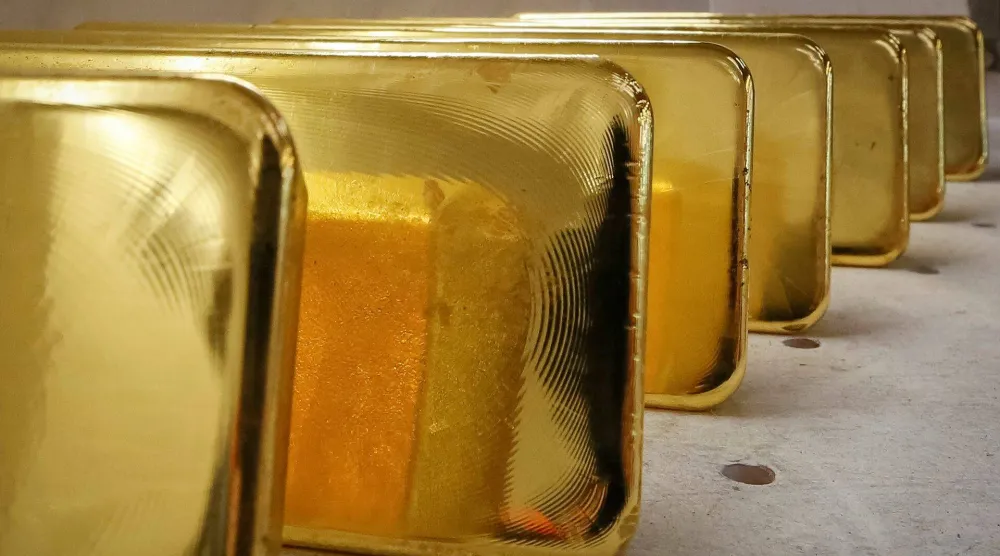 سبائك ذهبية بمدينة كراسنويارسك في روسيا (رويترز)