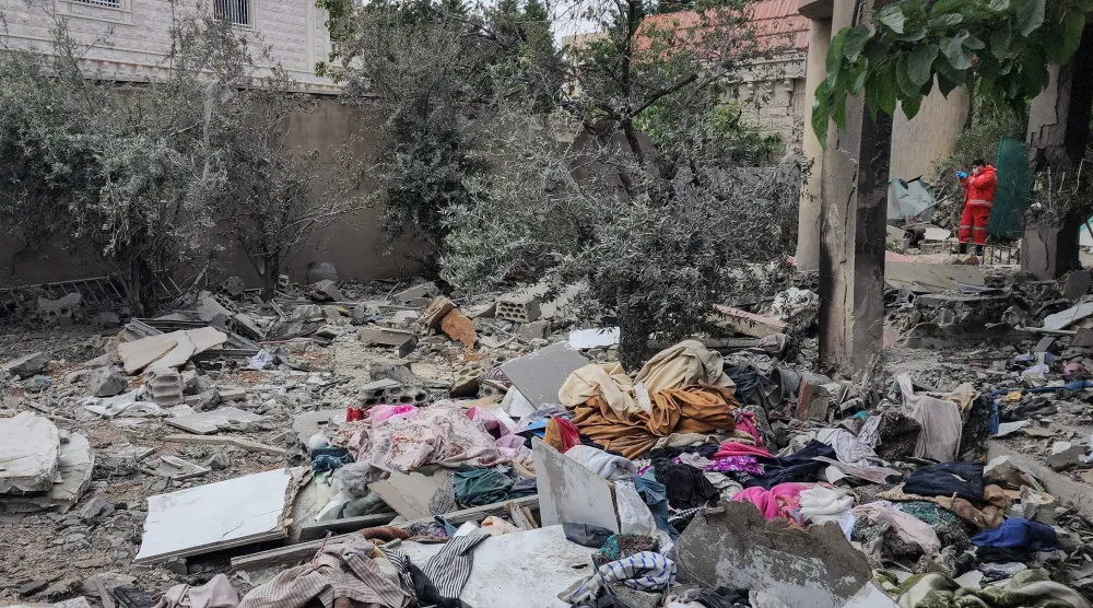أحد عمال الإنقاذ يتفقد الأضرار الناجمة عن غارة إسرائيلية استهدفت مبنى سكنياً في بعلبك أسفرت عن مقتل قائد بحركة «الجهاد الإسلامي» وابنته البالغة من العمر 17 عاماً (أ.ف.ب)