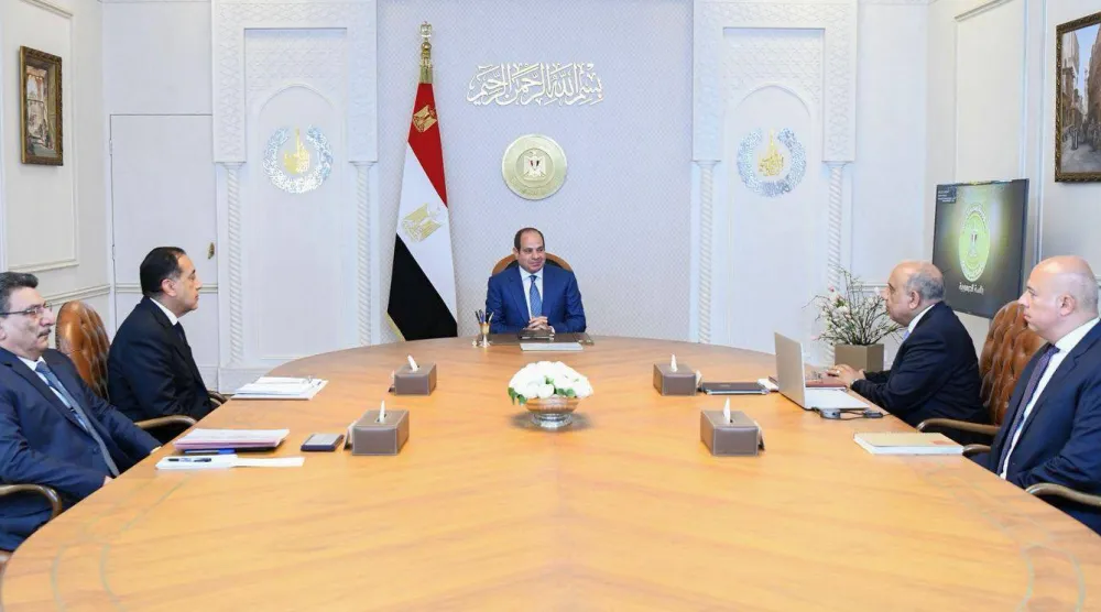 الرئيس المصري عبد الفتاح السيسي يتعرف خلال اجتماع حكومي، الاثنين، على موقف مشروعات الطاقة الجديدة والمتجددة (الرئاسة المصرية)