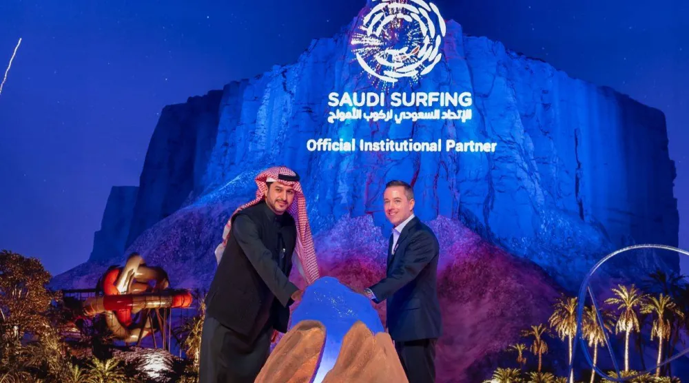 تهدف الاتفاقية إلى تطوير منظومة رياضة ركوب الأمواج محلياً (الاتحاد السعودي لركوب الأمواج)