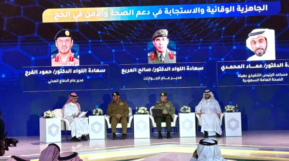 اللواء الدكتور حمود الفرج مدير الدفاع المدني واللواء الدكتور صالح المربع مدير الجوازات خلال جلسة حوارية بالمنتدى (الشرق الأوسط)