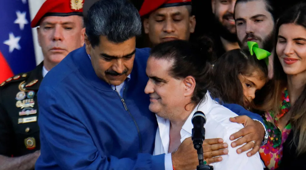 نيكولاس مادورو يعانق حليفه ووزير الصناعة السابق في فنزويلا أليكس صعب بعد إفراج السلطات الأميركية عنه في عام 2023 إثر اتهامه بالرشوة (رويترز)