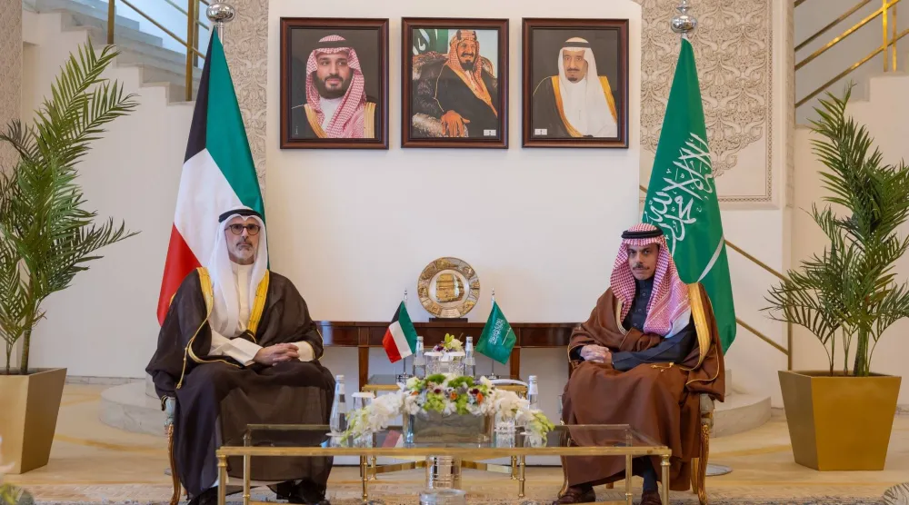 الأمير فيصل بن فرحان يستقبل الشيخ جراح جابر الأحمد الصباح خلال لقاء سابق في الرياض (الخارجية السعودية)
