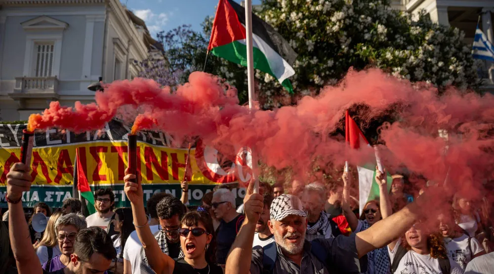 نظَّم متظاهرون احتجاجاً أمام وزارة الخارجية بأثينا في 18 مايو 2026 احتجاجاً على اعتراض البحرية الإسرائيلية أسطول التضامن العالمي قرب قبرص (أ.ف.ب)