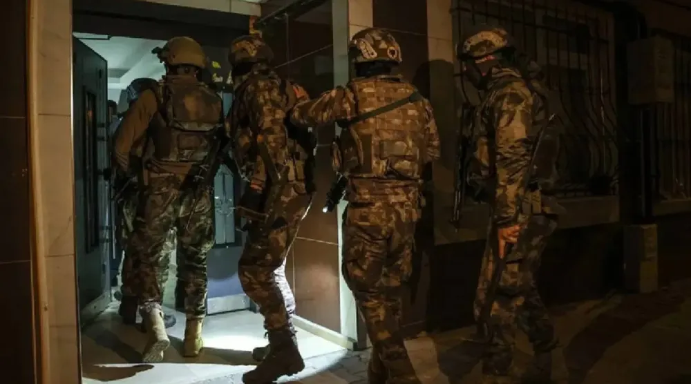 İstanbul'da terörle mücadele güçleri bir eve düzenlenen baskında (Arşiv-Türkiye İçişleri Bakanlığı)