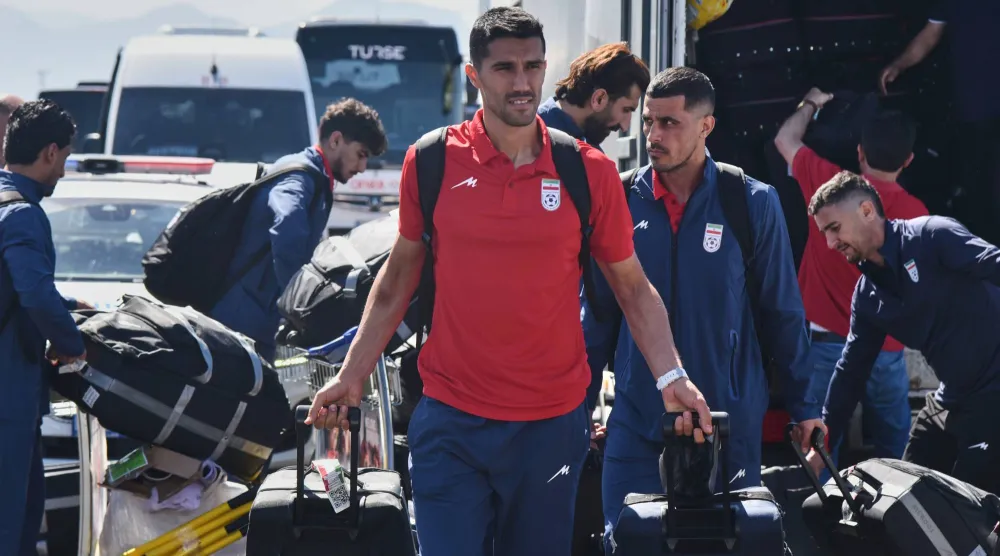 منتخب إيران لحظة وصوله لأنطاليا التركية (أ.ب)