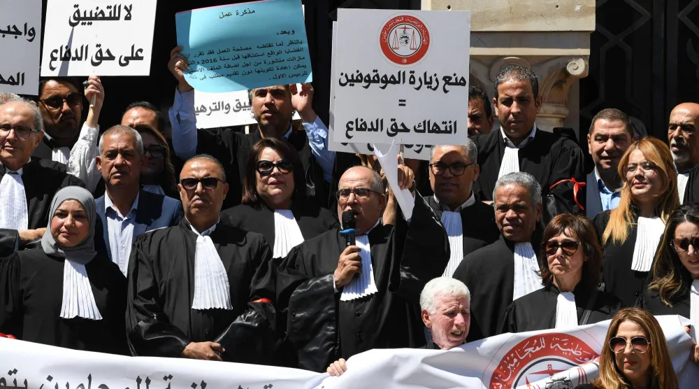 جانب من الاحتجاجات التي نظمها المحامون وسط العاصمة التونسية (أ.ف.ب)