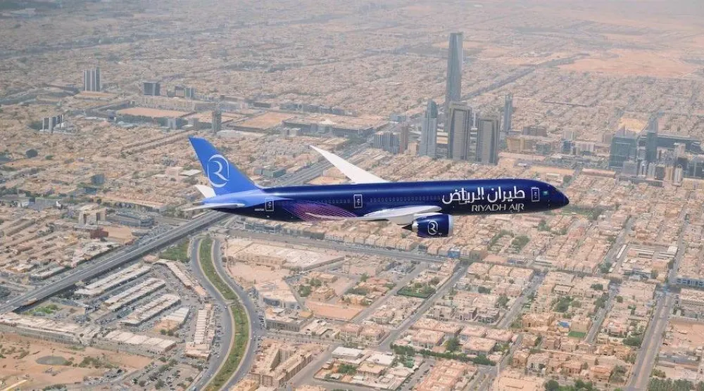 إحدى طائرات «طيران الرياض» تحلق في العاصمة الرياض (صندوق الاستثمارات العامة)