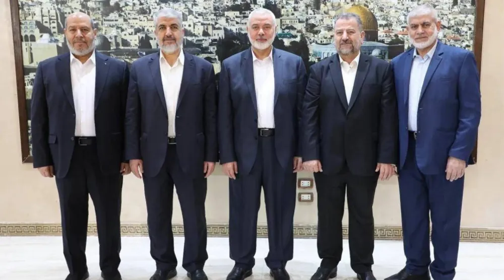 قياديون في «حماس»... من اليمين: روحي مشتهى وصالح العاروري وإسماعيل هنية (اغتيلوا جميعاً) وخالد مشعل وخليل الحية (أرشيفية - إعلام تابع لحماس)