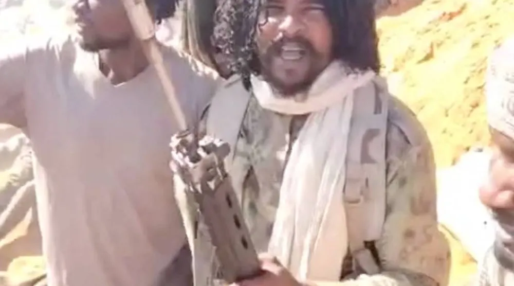 القائد الميداني في «الدعم السريع» الفاتح عبد الله إدريس الشهير بـ«أبو لولو» يتوسط مقاتلين آخرين قرب الفاشر يوم 27 أكتوبر 2025 (لقطة مقتطعة من فيديو - رويترز)