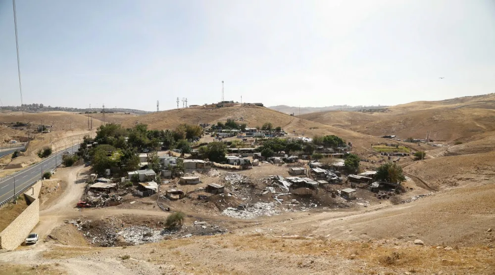 صورة التقطت يوم الثلاثاء لمساكن فلسطينية في «الخان الأحمر» قرب أريحا بالضفة الغربية المحتلة (رويترز)