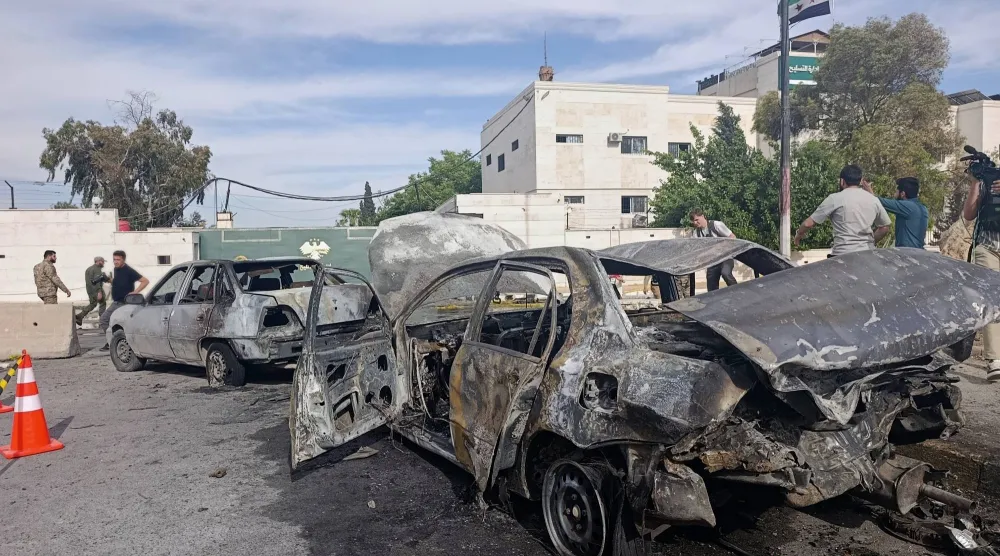 صورة من موقع التفجير خارج مبنى وزارة الدفاع في دمشق يوم 19 مايو 2026 (أ.ب)