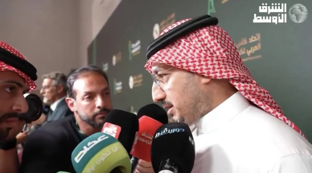 ياسر المسحل في حديثه لممثلي وسائل الإعلام (الشرق الأوسط) 