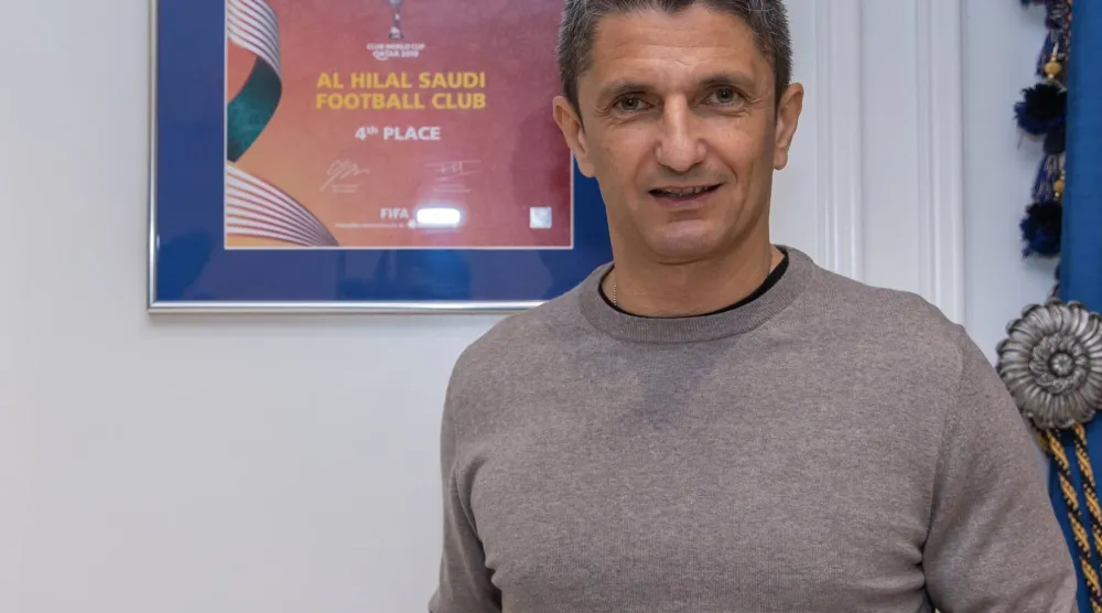 رازفان لوشيسكو مدرب الهلال السابق بات ضمن خيارات الاتفاق (نادي الهلال)