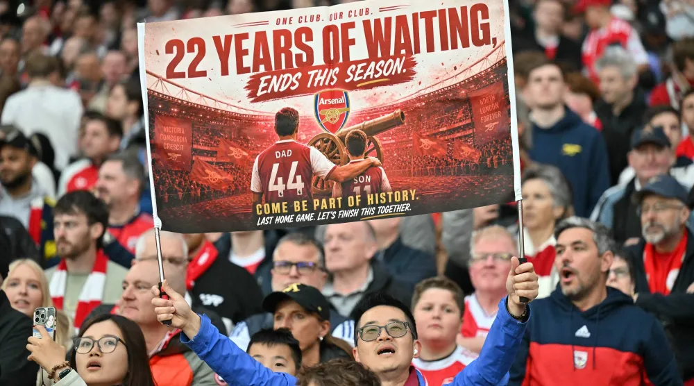 جماهير آرسنال تستعد للاحتفال بلقب الدوري الإنجليزي بعد غياب 22 عاماً (أ.ف.ب)