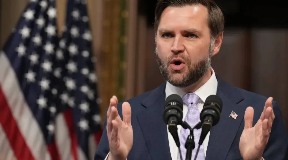 ABD Başkan Yardımcısı J.D. Vance, basın mensuplarına açıklama yapıyor (AP)