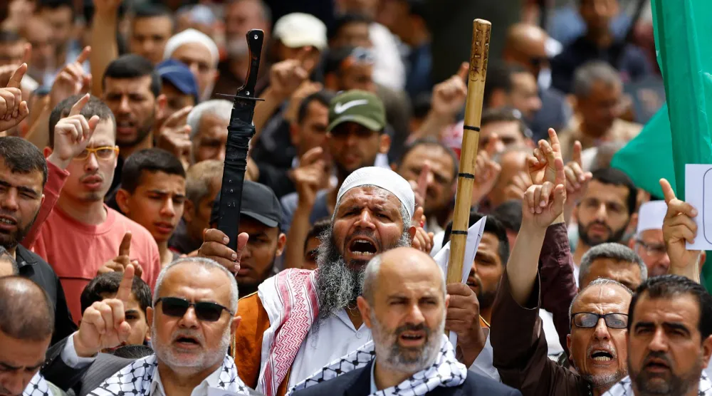 مؤيدون لحركة «حماس» في خان يونس بقطاع غزة 26 مايو الماضي (رويترز)