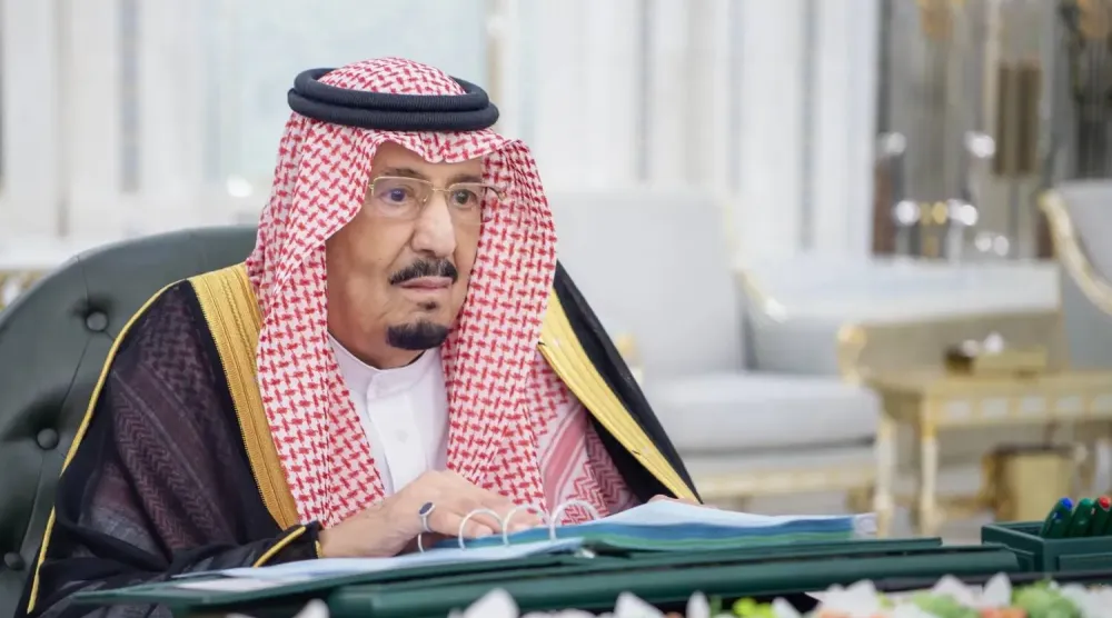 Suudi Arabistan Kralı Selman bin Abdülaziz, dün Cidde’de Bakanlar Kurulu toplantısına başkanlık ederken (SPA / WAM)