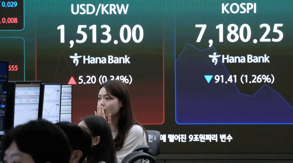 شاشات تعرض مؤشر «كوسبي» وسعر صرف العملات الأجنبية بين الدولار والوون الكوري الجنوبي في بنك هانا بسيول (أ.ب)