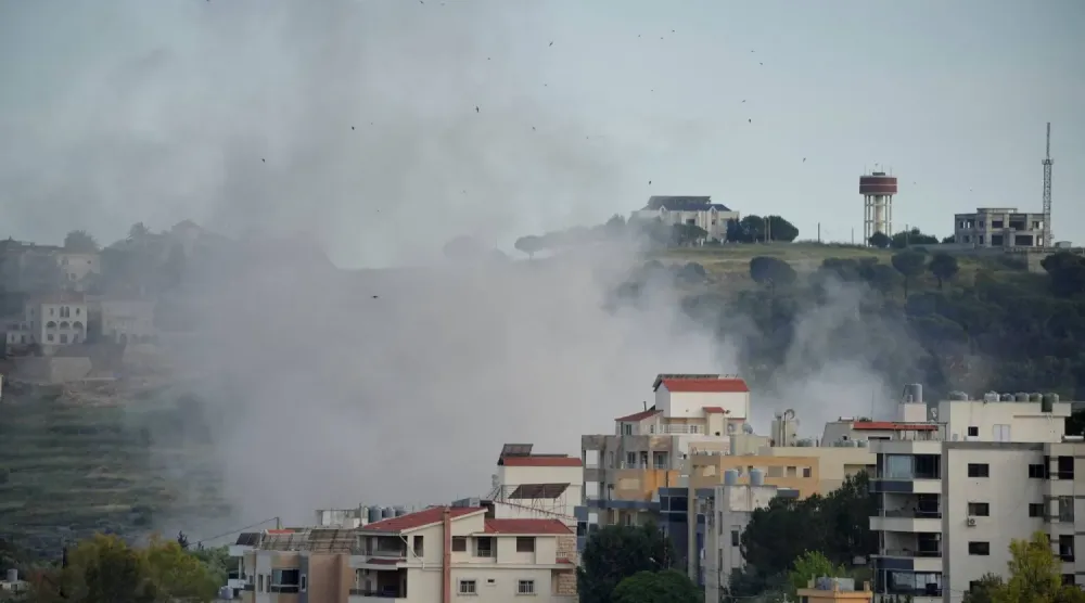 İsrail’in Güney Lübnan’daki Nebatiye’ye düzenlediği hava saldırılarının ardından yükselen dumanlar (Reuters)