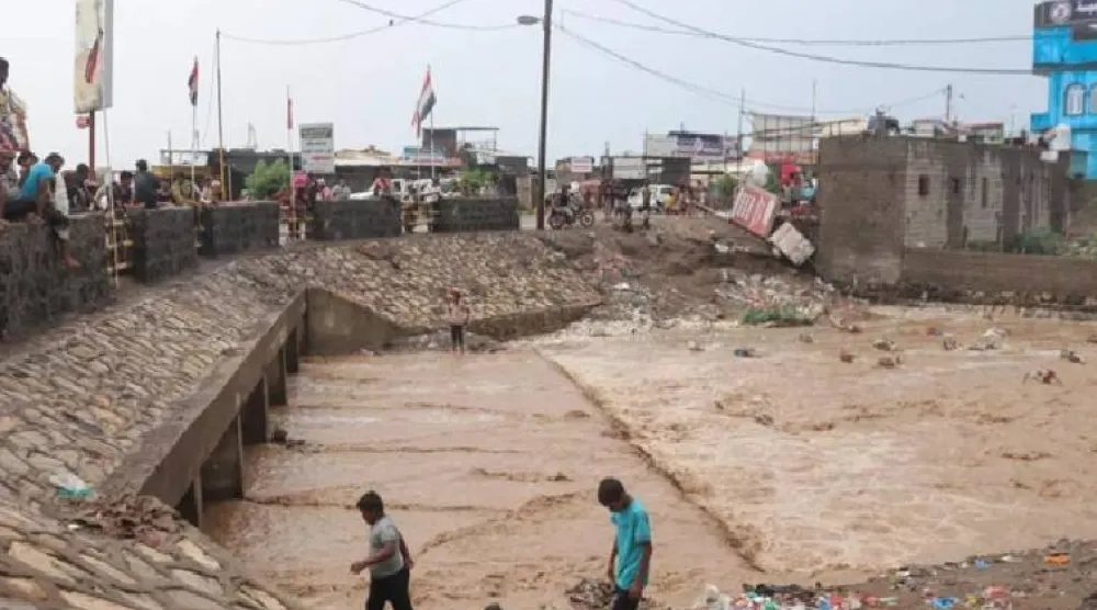 إلى جانب الجفاف والفيضانات... يُلحق سوء إدارة المياه الضرر بالبنى التحتية والزراعة في اليمن (أ.ف.ب)
