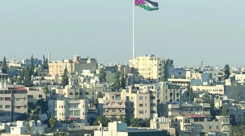 العلم الأردني فوق العاصمة الأردنية (أ.ف.ب)