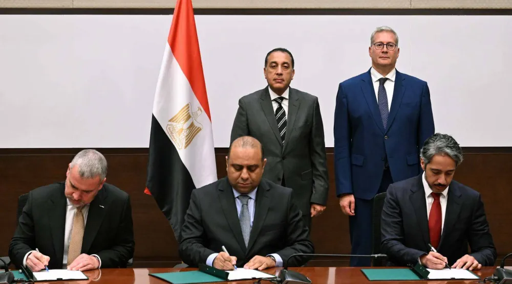 رئيس الوزراء المصري ووزير البترول يشهدان مراسم توقيع مذكرة تفاهم مع «إكسون موبيل» و«قطر للطاقة» (رئاسة مجلس الوزراء)