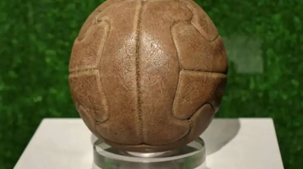 الكرة الرسمية لأول نسخة في كأس العالم لكرة القدم عام 1930 في أوروغواي (أ.ف.ب)