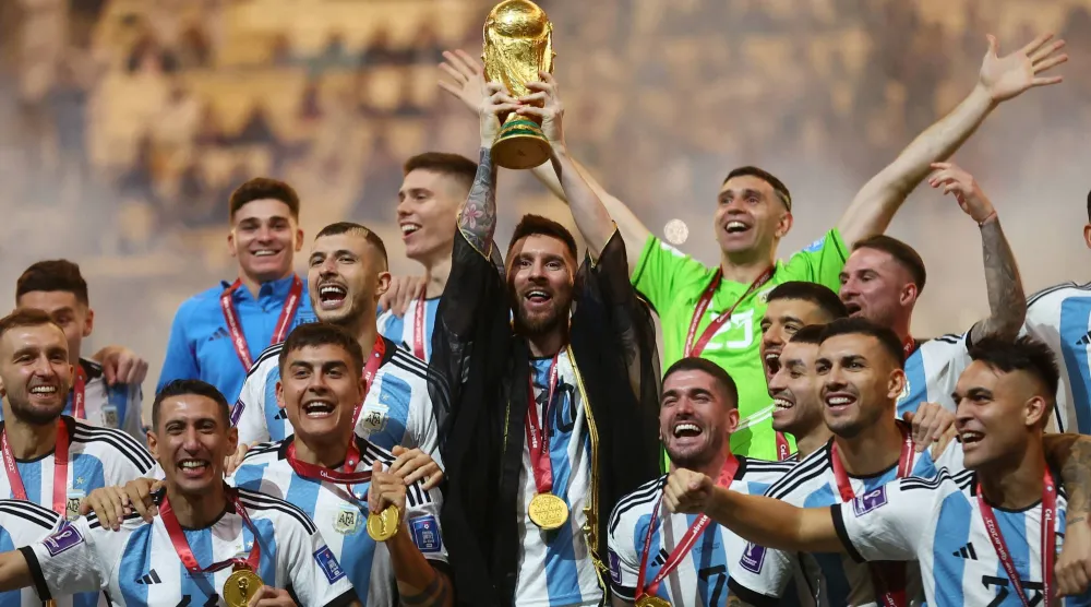 تتخذ منافسات كأس العالم صبغة مغايرة تماماً حين يدخلها منتخب ما وهو يرتدي عباءة البطل (رويترز)