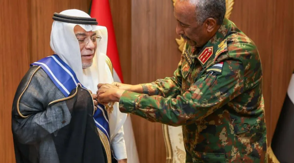 قائد الجيش السوداني عبد الفتاح البرهان يمنح السفير السعودي علي جعفر وسام النيلين من الطبقة الأولى (إعلام مجلس السيادة)