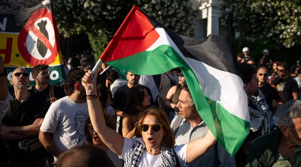 متظاهرون بأثينا في 18 مايو 2026 احتجاجاً على اعتراض البحرية الإسرائيلية أسطول التضامن العالمي قرب قبرص (أ.ف.ب)