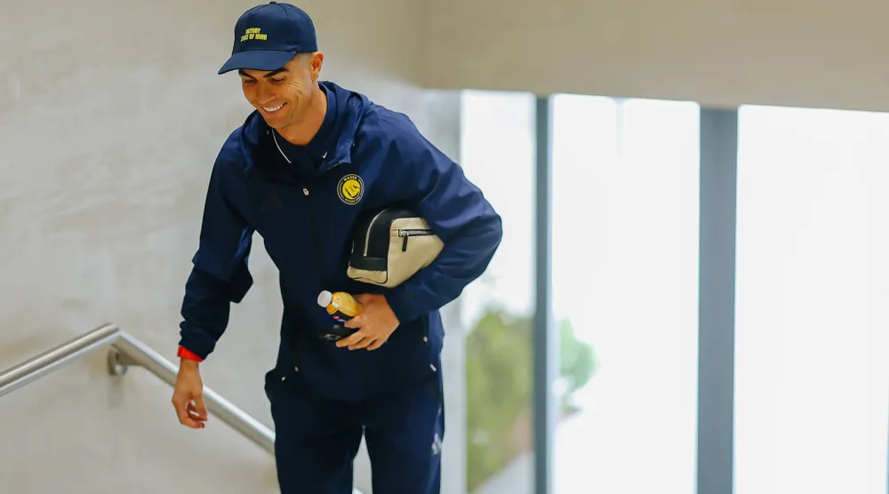 رونالدو في طريقه لتدريبات النصر الأخيرة (موقع النادي)