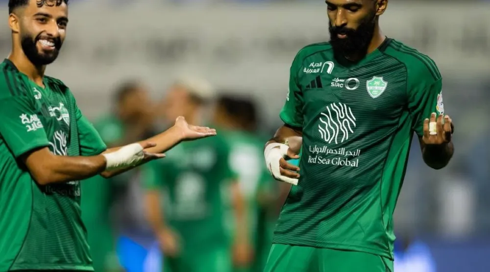 البريكان محتفلاً بهدفه مع زميله أبو الشامات (دوري روشن)