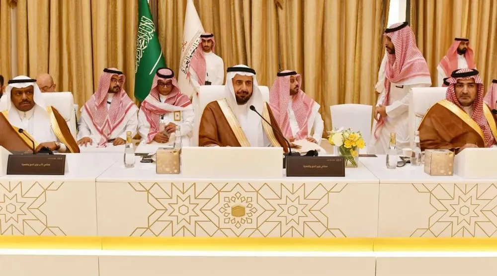 الدكتور توفيق الربيعة يتحدث للمسؤولين ورؤساء مكاتب شؤون الحجاج خلال لقائه بهم في جدة الأربعاء (واس)