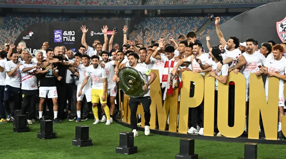 لحظة تتويج الزمالك باللقب (موقع النادي)