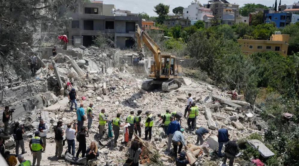 Dün Güney Lübnan'daki Deyru'l-Kanun en-Nehr köyünde İsrail’in düzenlediği saldırıda yerle bir olan bir evin enkazında kurtarma ekipleri tarafından yürütülen arama çalışmaları (AP)