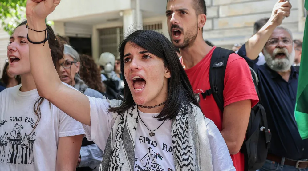 تظاهر نشطاء أمام وزارة الخارجية في أثينا مطالبين بتدخل بلادهم بعد أن اعترضت القوات الإسرائيلية سفن مساعدات تابعة لأسطول غزة (رويترز)