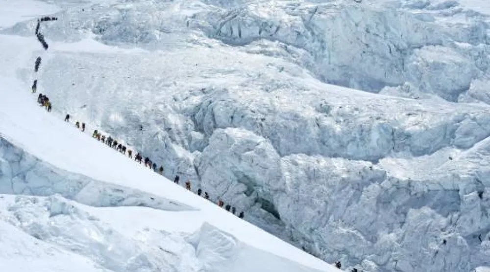 Climbers walk in a long queue as they head to summit Mount Everest in the Solukhumbu district, also known as the Everest region, Nepal, May 18, 2026. REUTERS/Purnima Shrestha/File Photo 