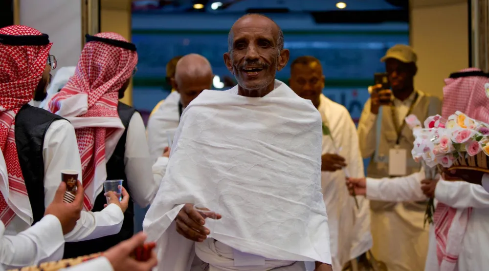 طغت دموع الفرح ومشاعر الوصول على مشاق الانتظار والسفر (الشؤون الإسلامية)