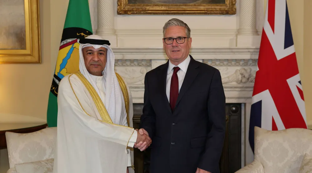 رئيس الوزراء البريطاني كير ستارمر خلال لقائه الأمين العام لمجلس التعاون الخليجي جاسم البديوي في مقر رئاسة الوزراء البريطانية (د.ب.أ)