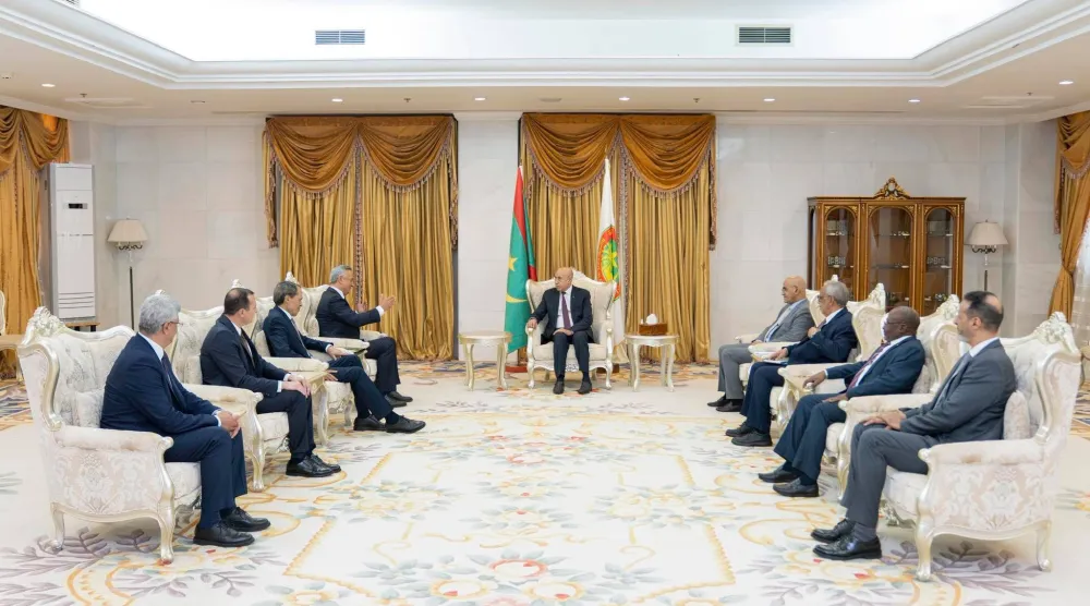 الرئيس الموريتاني مستقبلاً الوفد المغربي بالقصر الرئاسي في نواكشوط (الرئاسة الموريتانية)