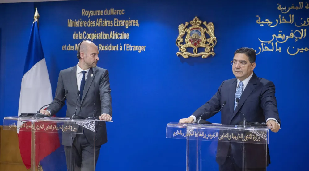 وزير خارجية المغرب خلال مؤتمر صحافي مع نظيره الفرنسي جان نويل بارو في الرباط (إ.ب.أ)