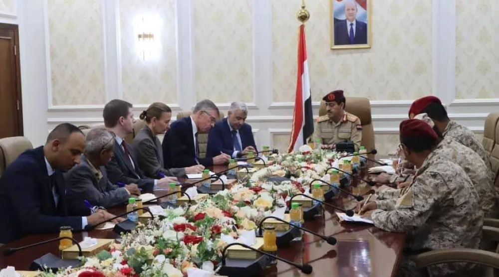 لقاء وزير الدفاع اليمني بالمستشار العسكري للمبعوث الأممي لليمن في عدن (سبأ)