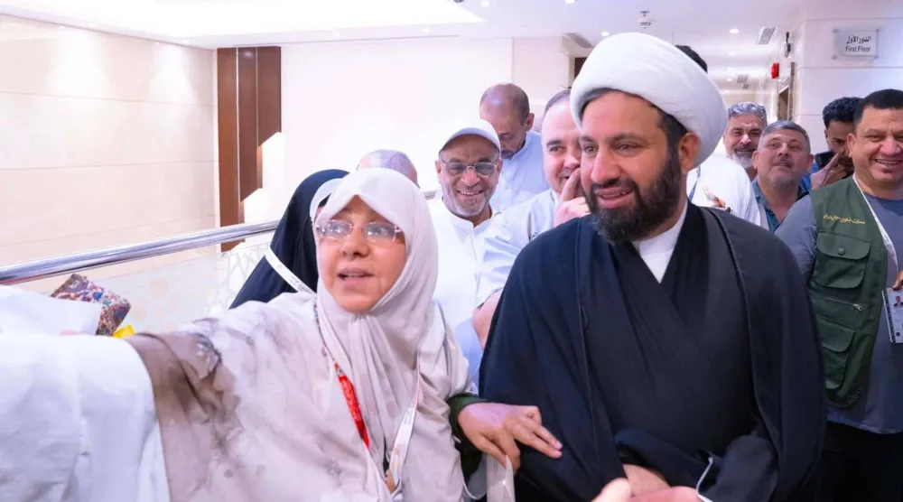 رئيس بعثة الحج العراقية خلال تفقده العيادة المركزية التابعة للبعثة الطبية المرافقة لبعثة بلاده