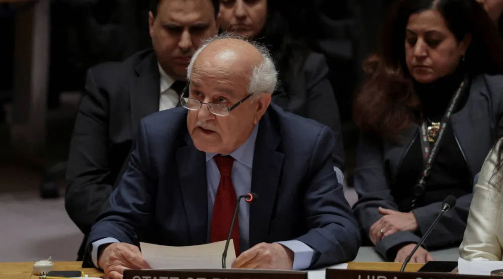 المندوب الفلسطيني الدائم لدى الأمم المتحدة رياض منصور متحدثاً في اجتماع لمجلس الأمن (رويترز)